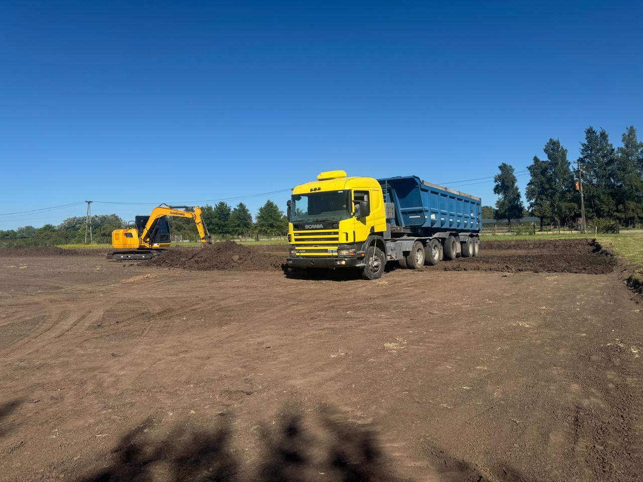 Excavadora y camión volcador de Todo Vial nivelando un terreno