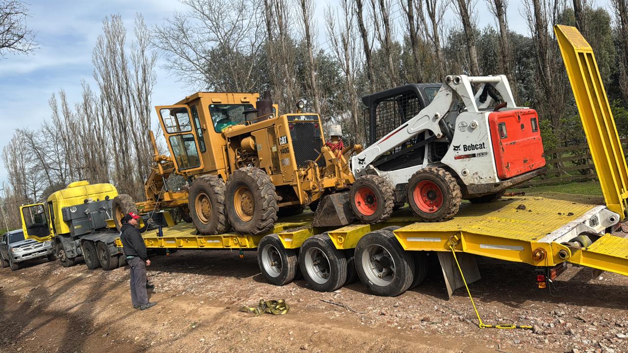 Motoniveladora y minicargadora Bobcat cargadas sobre un carretón de Todo Vial